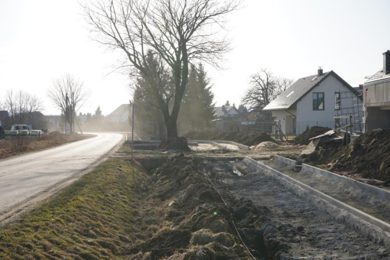 Trwają prace przy budowie ścieżki pieszo-rowerowej Jaworek – Sieroszów