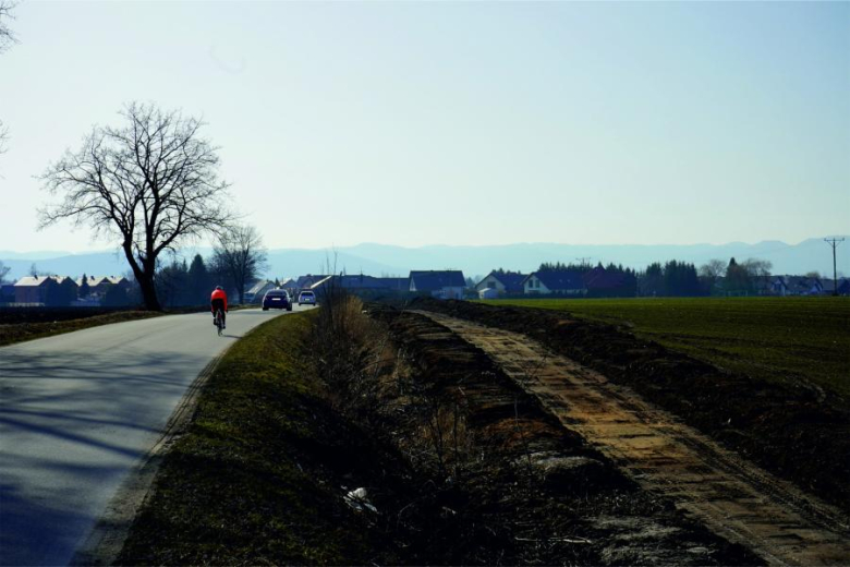 Trwają prace przy budowie ścieżki pieszo-rowerowej Jaworek – Sieroszów