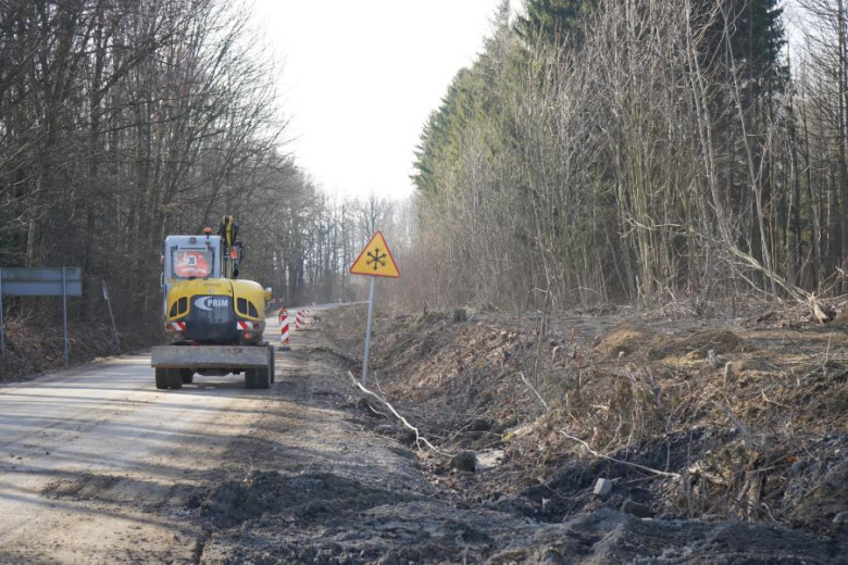 Trwają prace przy budowie ścieżki pieszo-rowerowej Jaworek – Sieroszów