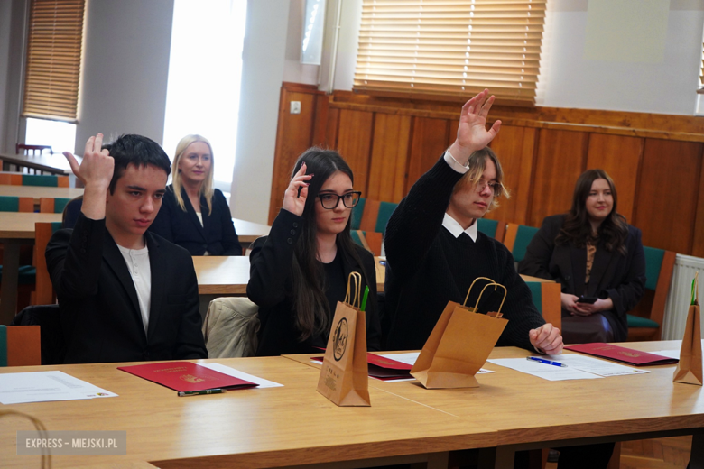 	I sesja Młodzieżowej Rady Powiatu Ząbkowickiego – radni złożyli ślubowanie i wybrali prezydium