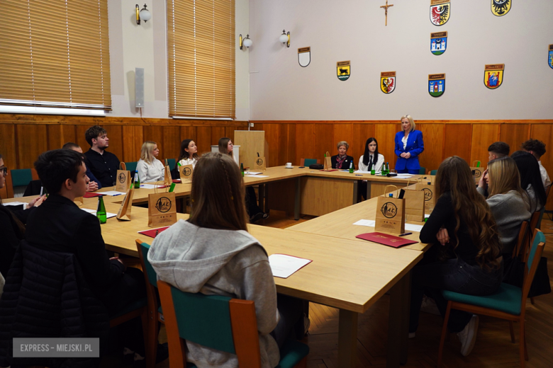 	I sesja Młodzieżowej Rady Powiatu Ząbkowickiego – radni złożyli ślubowanie i wybrali prezydium