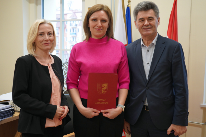 Starosta podpisał umowy z organizacjami pozarządowymi