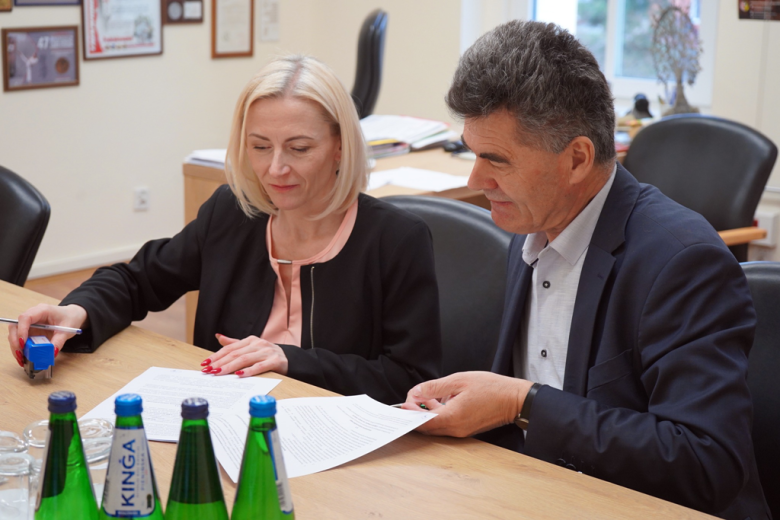 Starosta podpisał umowy z organizacjami pozarządowymi