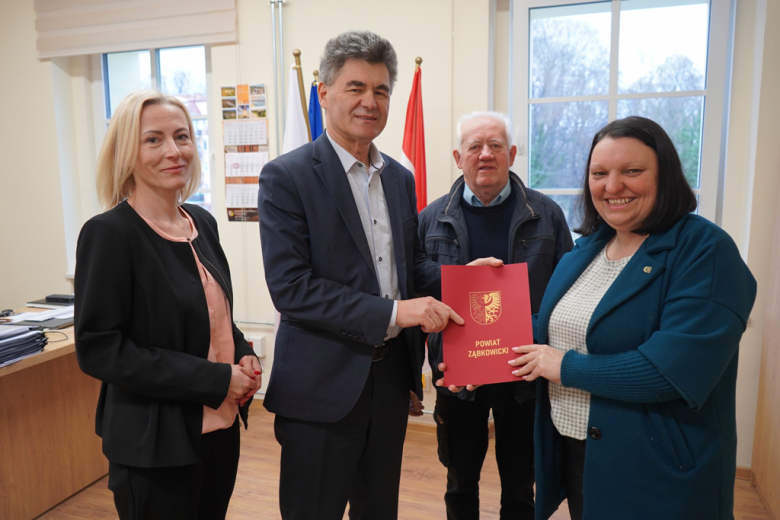 Starosta podpisał umowy z organizacjami pozarządowymi