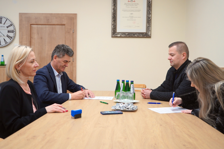Starosta podpisał umowy z organizacjami pozarządowymi