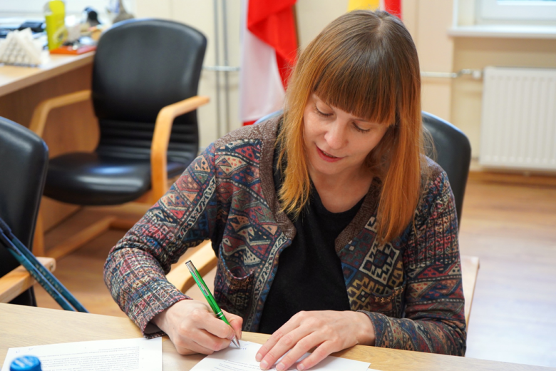 Starosta podpisał umowy z organizacjami pozarządowymi