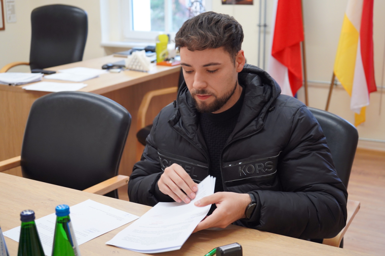 Starosta podpisał umowy z organizacjami pozarządowymi