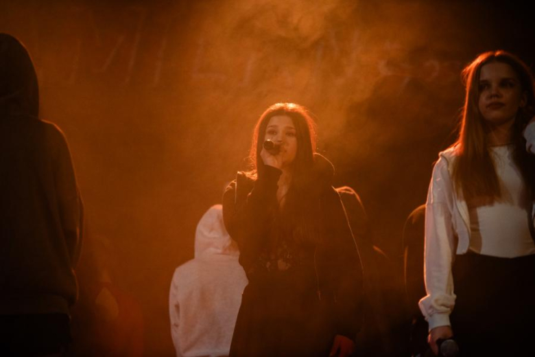 „Zanim zamilknę” – poruszający głos młodego pokolenia na scenie w Ząbkowicach Śląskich