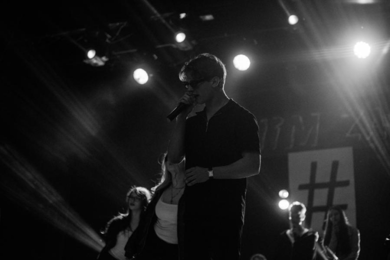 „Zanim zamilknę” – poruszający głos młodego pokolenia na scenie w Ząbkowicach Śląskich