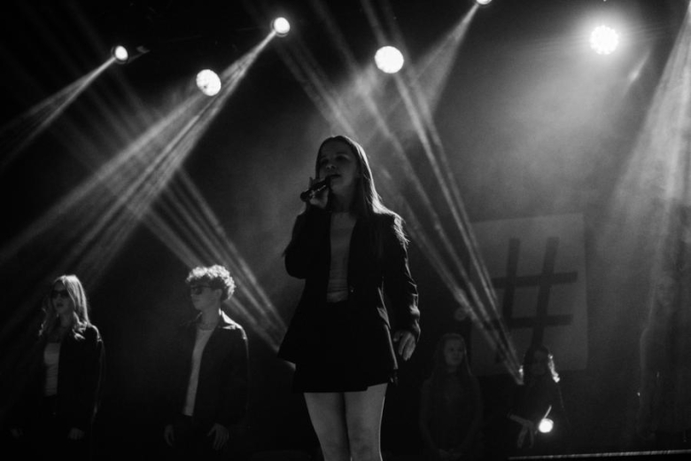 „Zanim zamilknę” – poruszający głos młodego pokolenia na scenie w Ząbkowicach Śląskich