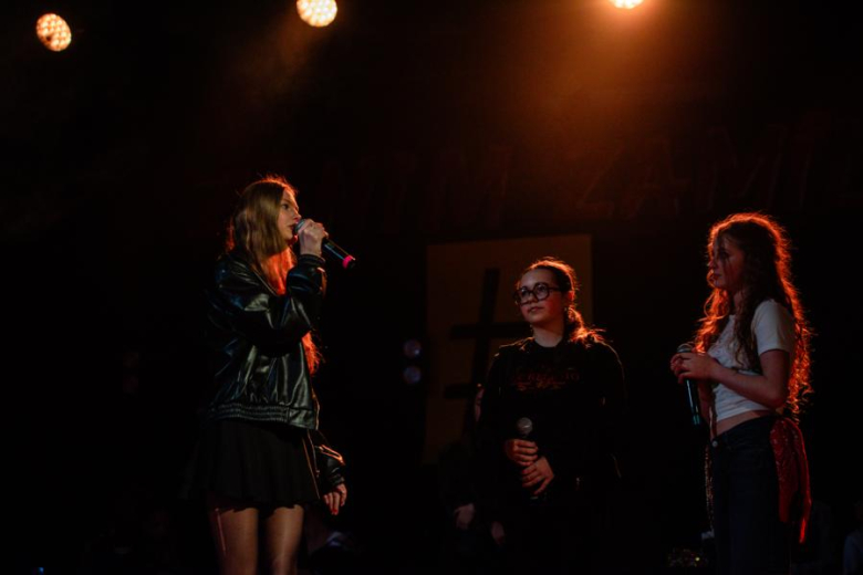 „Zanim zamilknę” – poruszający głos młodego pokolenia na scenie w Ząbkowicach Śląskich