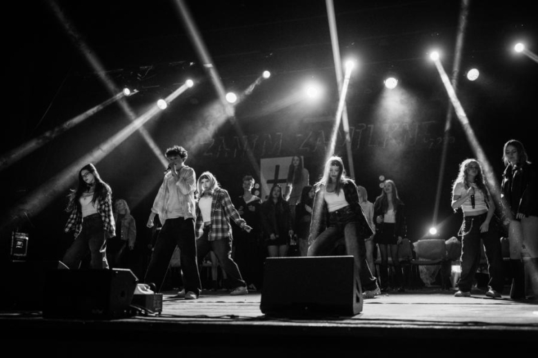 „Zanim zamilknę” – poruszający głos młodego pokolenia na scenie w Ząbkowicach Śląskich