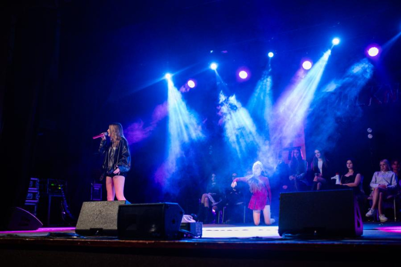 „Zanim zamilknę” – poruszający głos młodego pokolenia na scenie w Ząbkowicach Śląskich