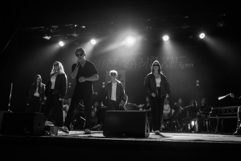 „Zanim zamilknę” – poruszający głos młodego pokolenia na scenie w Ząbkowicach Śląskich