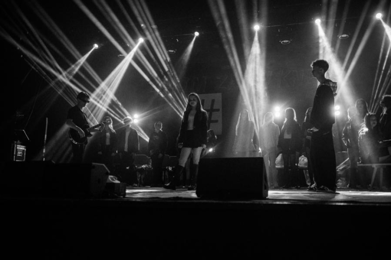„Zanim zamilknę” – poruszający głos młodego pokolenia na scenie w Ząbkowicach Śląskich