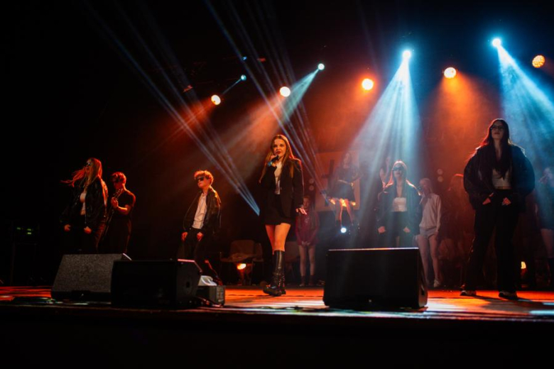 „Zanim zamilknę” – poruszający głos młodego pokolenia na scenie w Ząbkowicach Śląskich