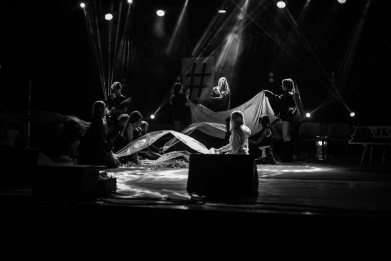 „Zanim zamilknę” – poruszający głos młodego pokolenia na scenie w Ząbkowicach Śląskich