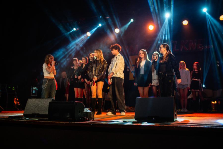 „Zanim zamilknę” – poruszający głos młodego pokolenia na scenie w Ząbkowicach Śląskich