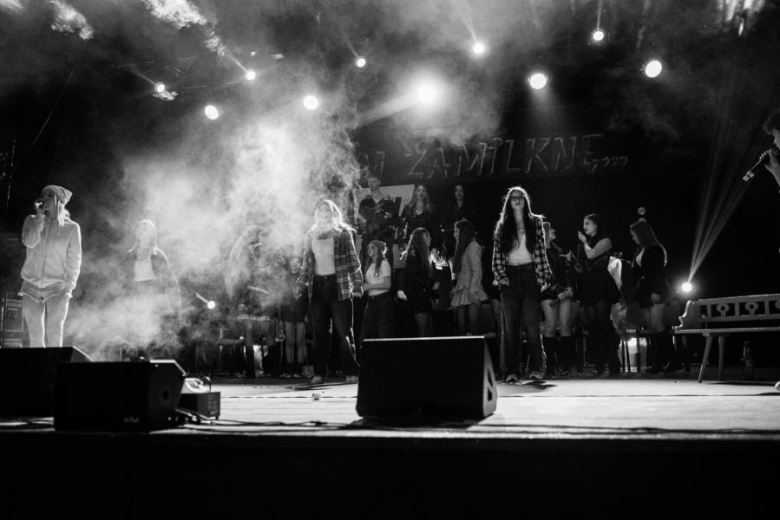 „Zanim zamilknę” – poruszający głos młodego pokolenia na scenie w Ząbkowicach Śląskich