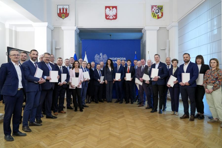 Samorządowcy odbierają promesy na remont dróg