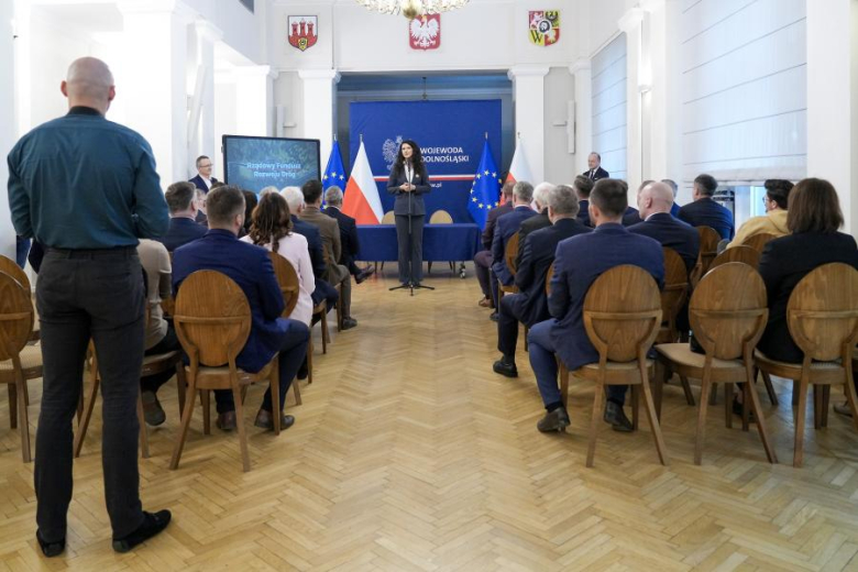 Samorządowcy odbierają promesy na remont dróg