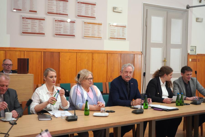 Powiat dopłaci do komunikacji gminnej. Znamy nazwisko nowej Powiatowej Lekarz Weterynarii