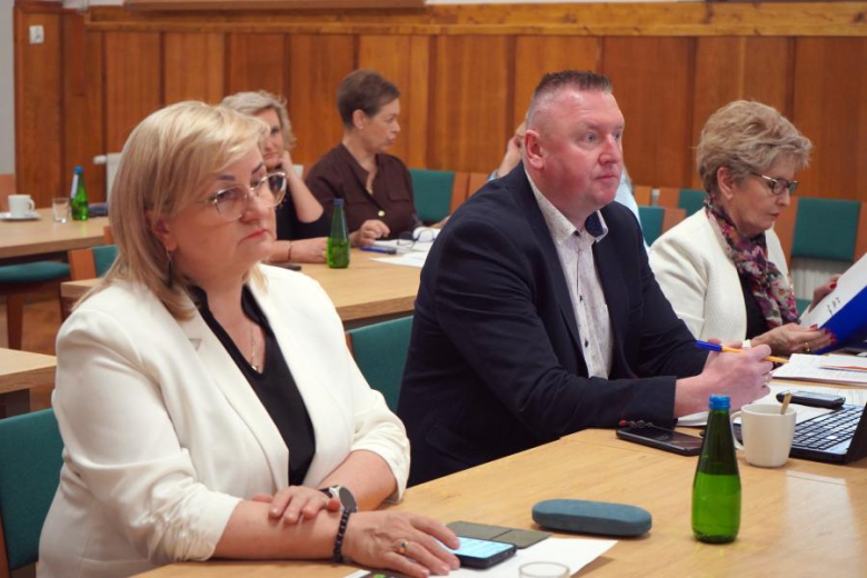 Powiat dopłaci do komunikacji gminnej. Znamy nazwisko nowej Powiatowej Lekarz Weterynarii