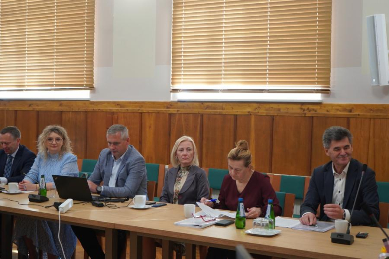 Powiat dopłaci do komunikacji gminnej. Znamy nazwisko nowej Powiatowej Lekarz Weterynarii