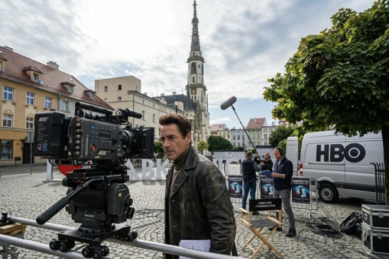 Ząbkowickie Centrum Kultury i Turystyki poinformowało o rzekomej wizycie ekipy HBO,miała przygotowywać produkcję o Frankensteinie, a główną rolę – według doniesień – miał zagrać Robert Downey Jr., widziany podobno na rynku