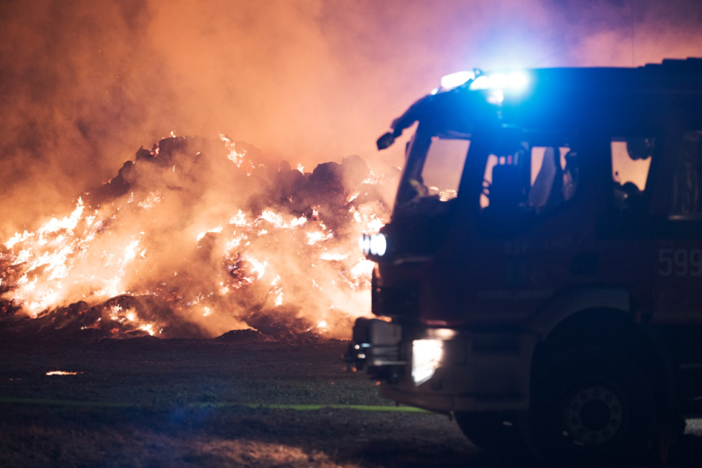 Spłonęło ponad tysiąc balotów słomy. Wyznaczono 10 tys. zł nagrody za wskazanie sprawcy