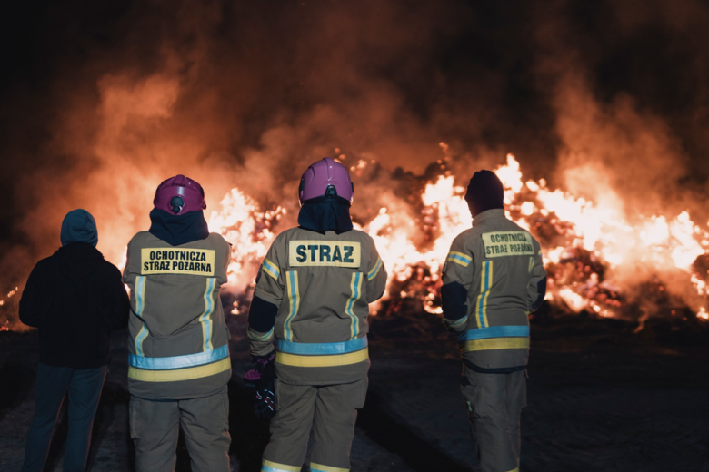 Spłonęło ponad tysiąc balotów słomy. Wyznaczono 10 tys. zł nagrody za wskazanie sprawcy