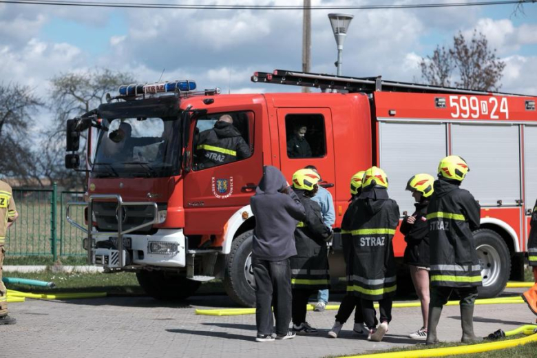 Śmigus-Dyngus w Kamieńcu Ząbkowickim. Strażacy-ochotnicy stoczyli wodną bitwę