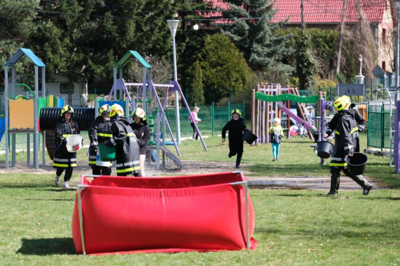 Śmigus-Dyngus w Kamieńcu Ząbkowickim. Strażacy-ochotnicy stoczyli wodną bitwę