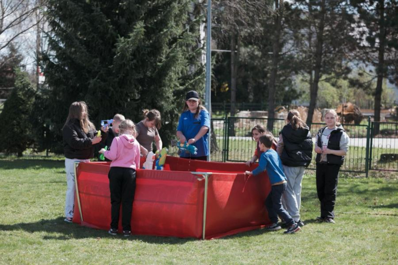 Śmigus-Dyngus w Kamieńcu Ząbkowickim. Strażacy-ochotnicy stoczyli wodną bitwę
