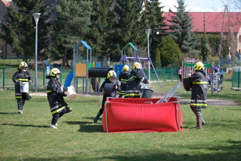 Śmigus-Dyngus w Kamieńcu Ząbkowickim. Strażacy-ochotnicy stoczyli wodną bitwę
