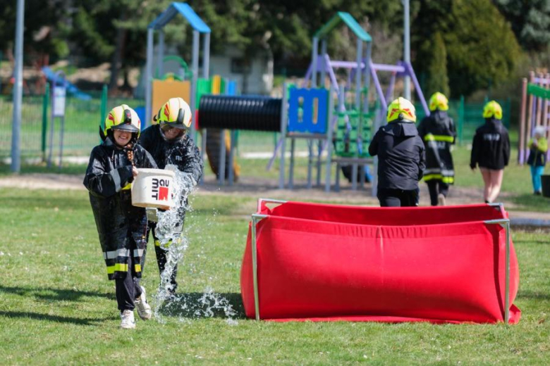Śmigus-Dyngus w Kamieńcu Ząbkowickim. Strażacy-ochotnicy stoczyli wodną bitwę