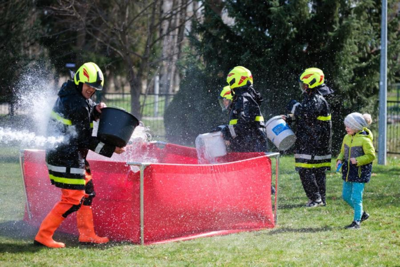 Śmigus-Dyngus w Kamieńcu Ząbkowickim. Strażacy-ochotnicy stoczyli wodną bitwę