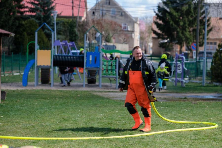 Śmigus-Dyngus w Kamieńcu Ząbkowickim. Strażacy-ochotnicy stoczyli wodną bitwę