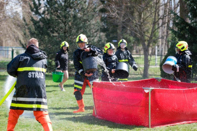 Śmigus-Dyngus w Kamieńcu Ząbkowickim. Strażacy-ochotnicy stoczyli wodną bitwę