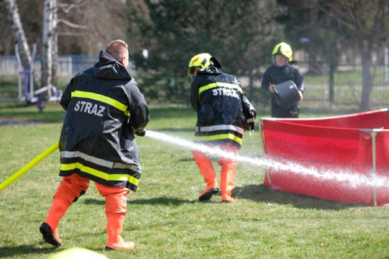 Śmigus-Dyngus w Kamieńcu Ząbkowickim. Strażacy-ochotnicy stoczyli wodną bitwę