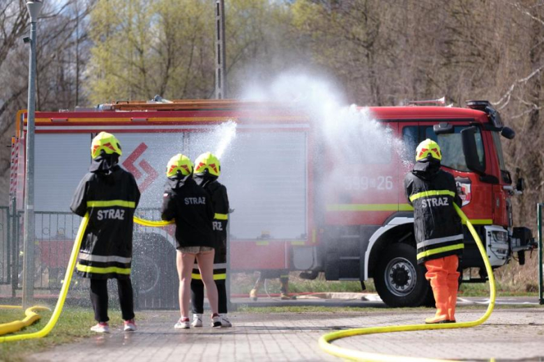 Śmigus-Dyngus w Kamieńcu Ząbkowickim. Strażacy-ochotnicy stoczyli wodną bitwę