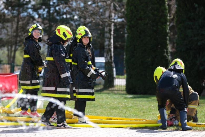 Śmigus-Dyngus w Kamieńcu Ząbkowickim. Strażacy-ochotnicy stoczyli wodną bitwę