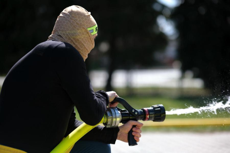 Śmigus-Dyngus w Kamieńcu Ząbkowickim. Strażacy-ochotnicy stoczyli wodną bitwę