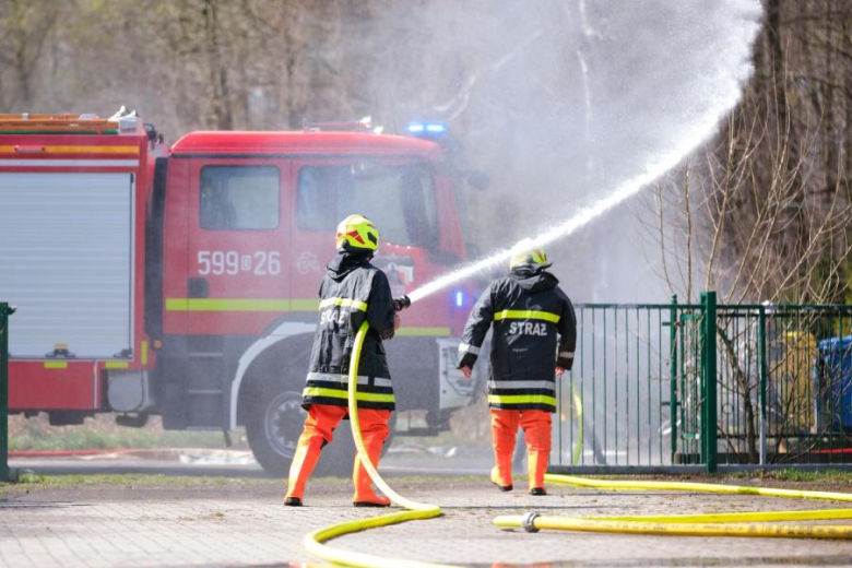 Śmigus-Dyngus w Kamieńcu Ząbkowickim. Strażacy-ochotnicy stoczyli wodną bitwę
