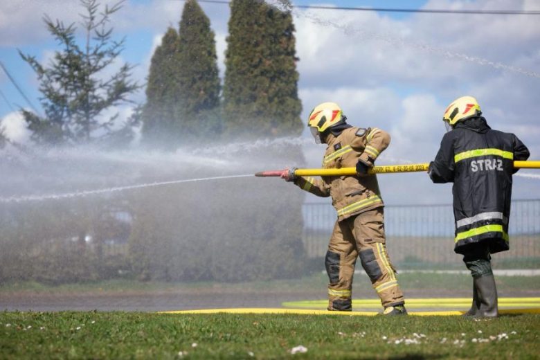 Śmigus-Dyngus w Kamieńcu Ząbkowickim. Strażacy-ochotnicy stoczyli wodną bitwę