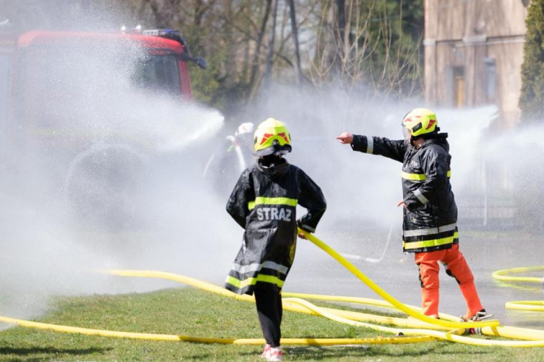 Śmigus-Dyngus w Kamieńcu Ząbkowickim. Strażacy-ochotnicy stoczyli wodną bitwę