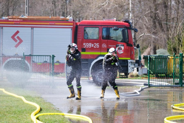 Śmigus-Dyngus w Kamieńcu Ząbkowickim. Strażacy-ochotnicy stoczyli wodną bitwę