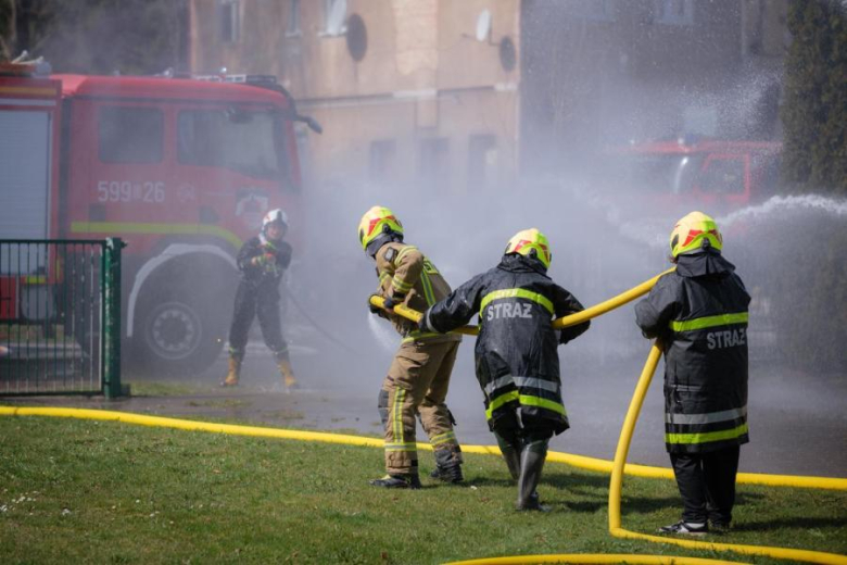 Śmigus-Dyngus w Kamieńcu Ząbkowickim. Strażacy-ochotnicy stoczyli wodną bitwę