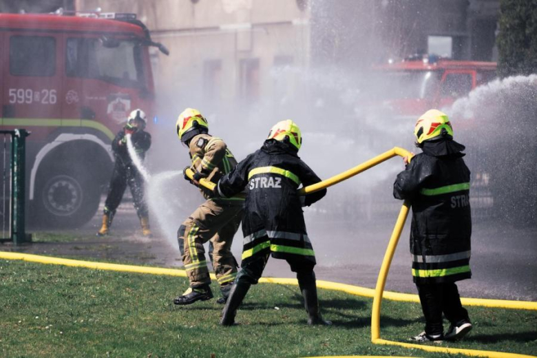 Śmigus-Dyngus w Kamieńcu Ząbkowickim. Strażacy-ochotnicy stoczyli wodną bitwę
