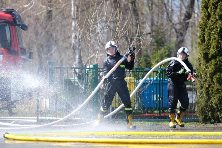 Śmigus-Dyngus w Kamieńcu Ząbkowickim. Strażacy-ochotnicy stoczyli wodną bitwę